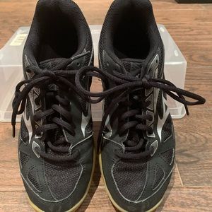 Womens Mizuno volleyball shoes, size 7.5, black. Barely worn slightly scuffed